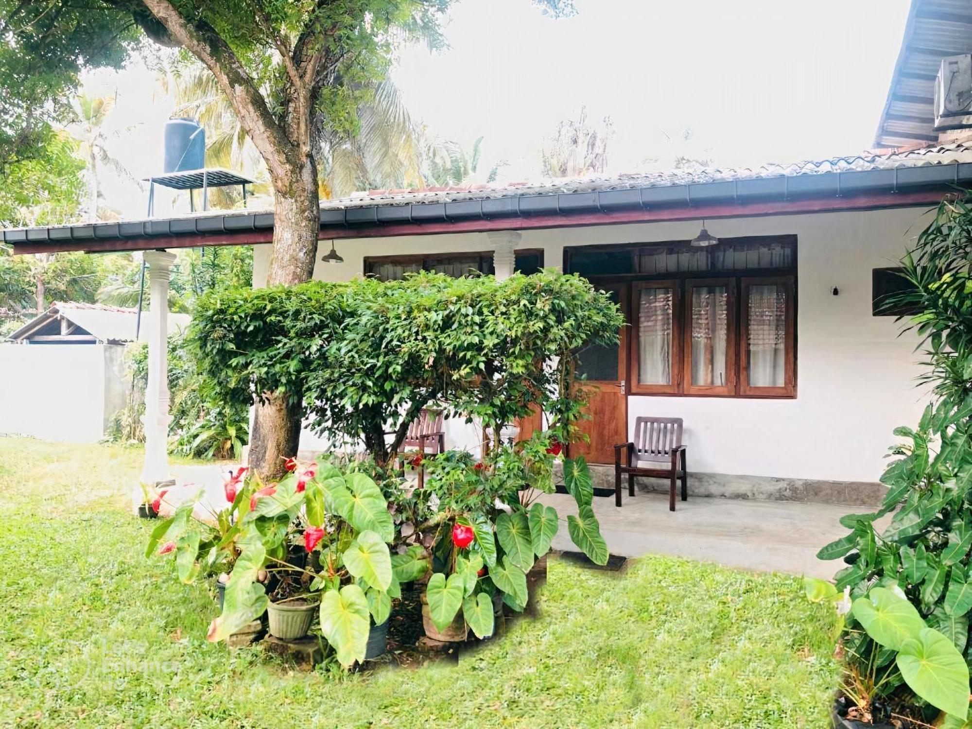Waves Hotel Hikkaduwa Exterior photo