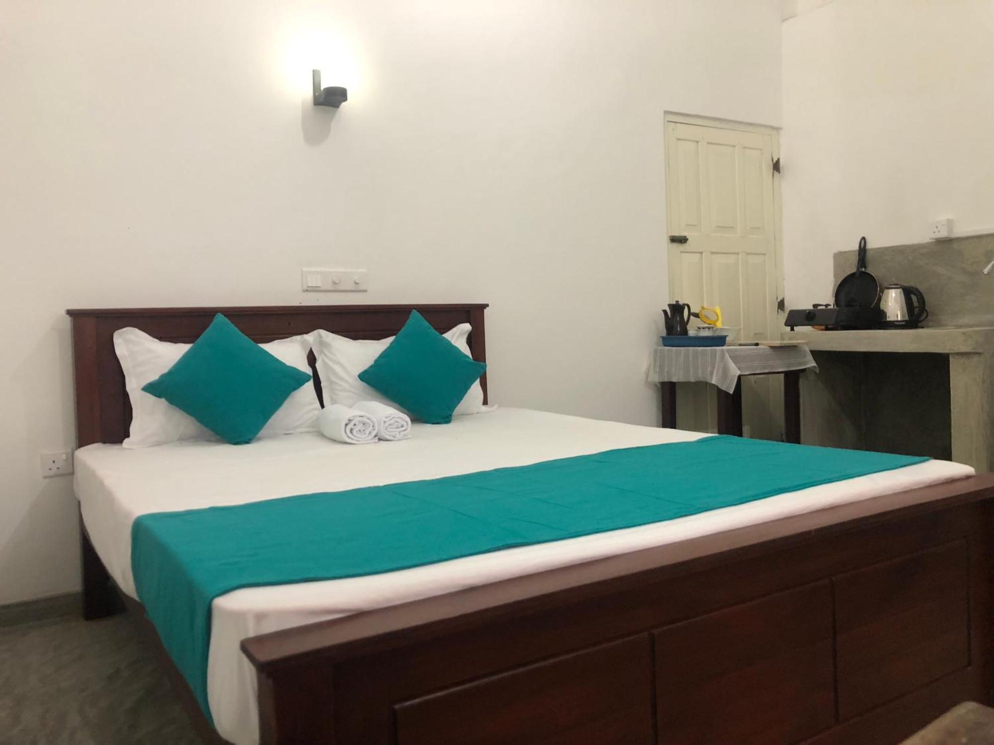 Waves Hotel Hikkaduwa Exterior photo
