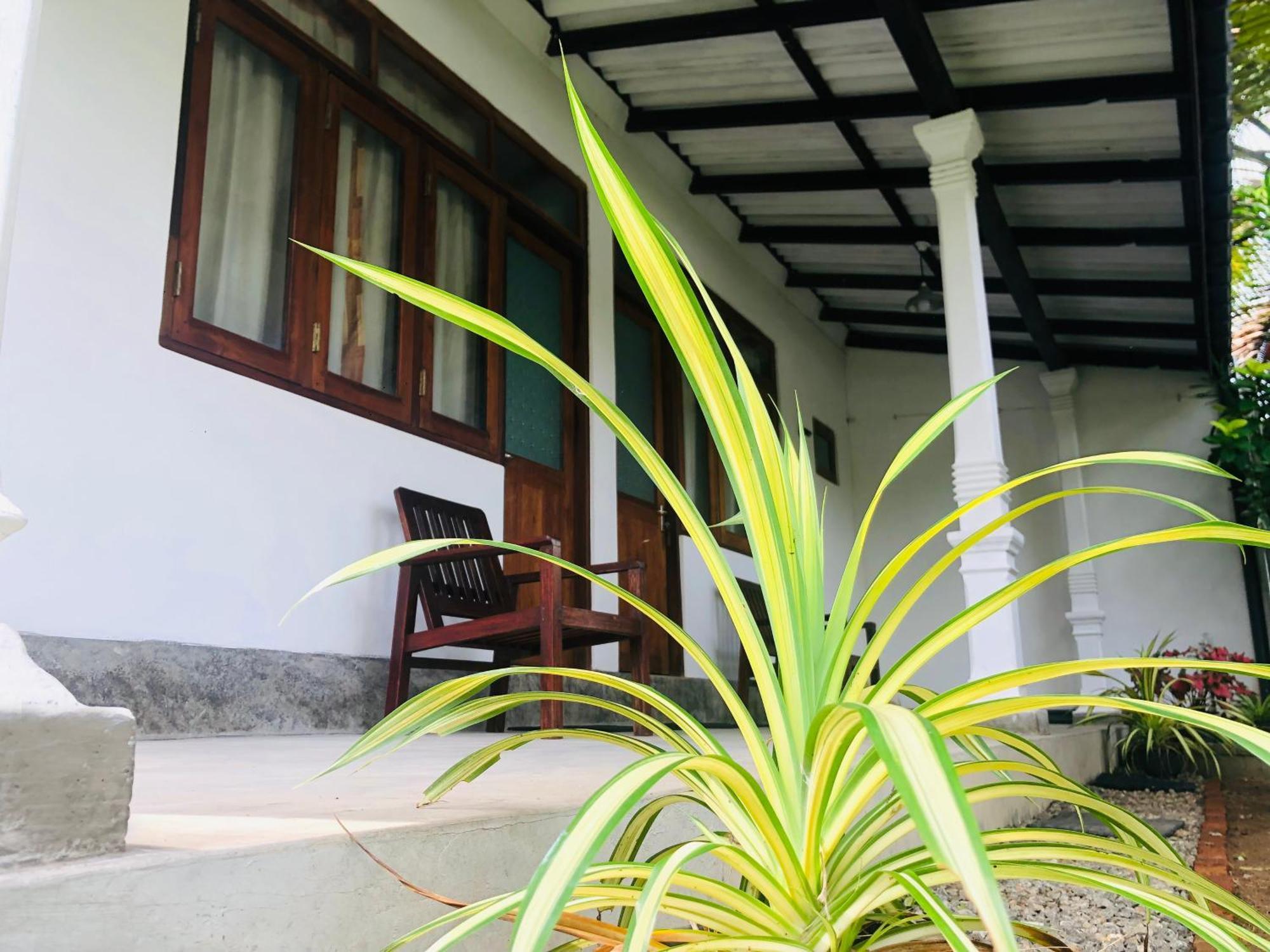 Waves Hotel Hikkaduwa Exterior photo