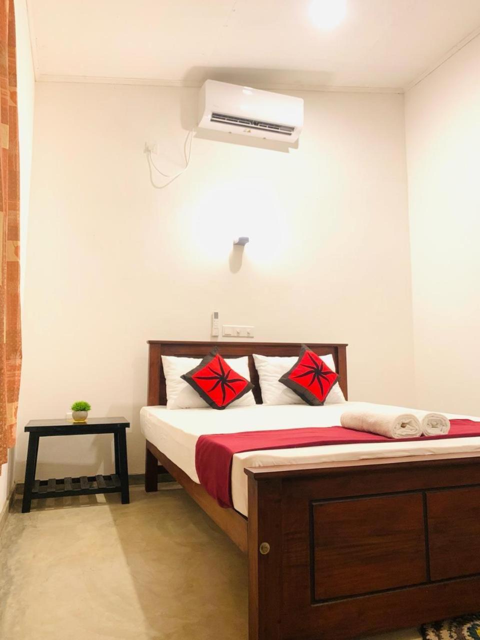 Waves Hotel Hikkaduwa Exterior photo